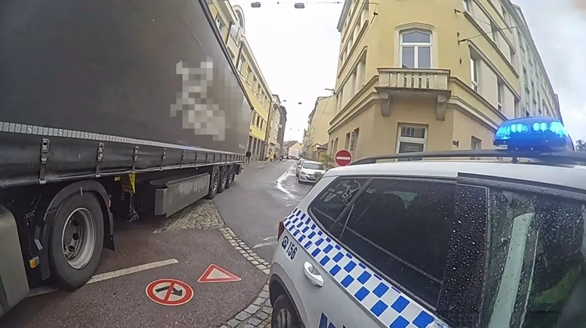 Polský kamion se ztratil v centru a uvízl na chodníku, strážníci mu věnovali mapu