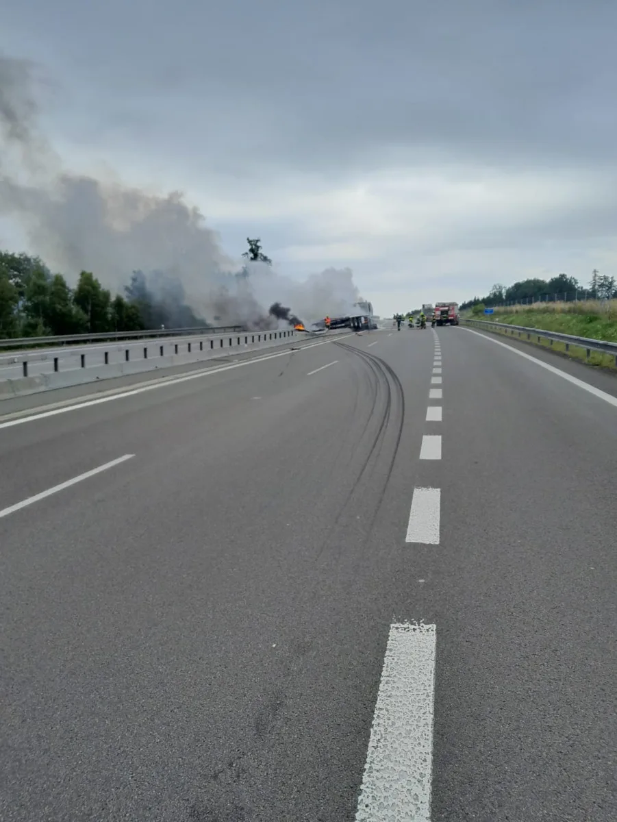 Hořící kamion kompletně zablokoval dálnici D3