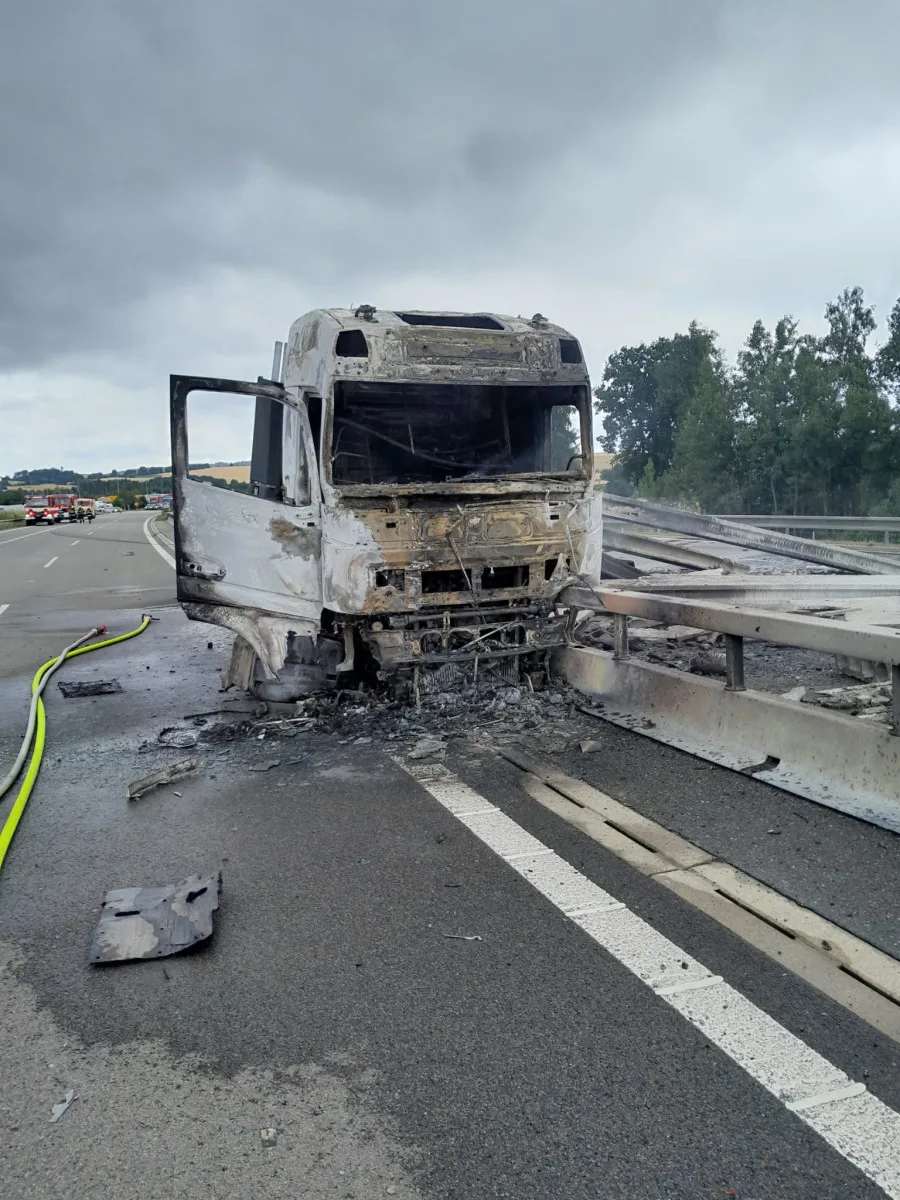 Hořící kamion kompletně zablokoval dálnici D3
