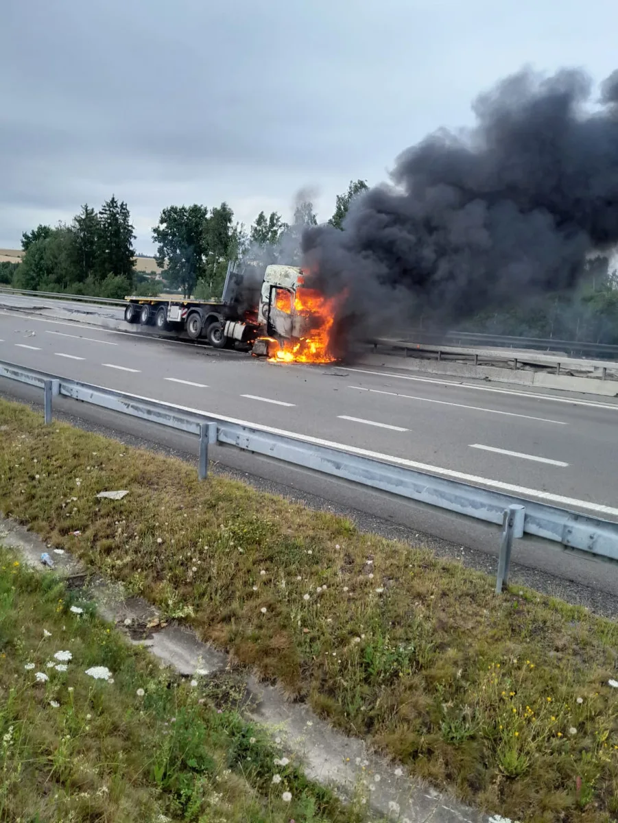 Hořící kamion kompletně zablokoval dálnici D3