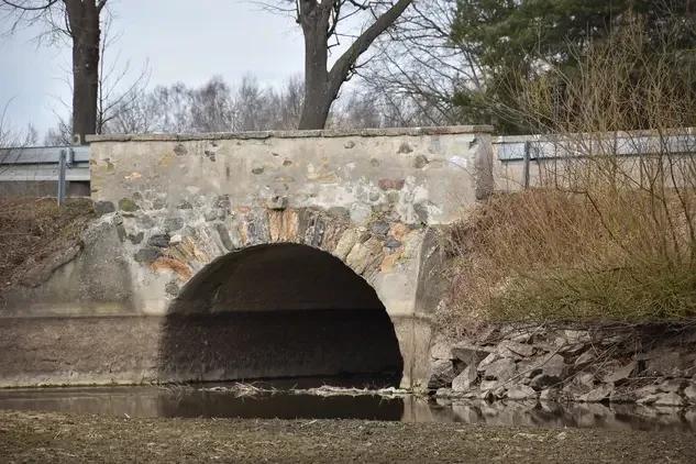 Sypaný val s trojmostím a lipovou alejí, Dolní Slověnice