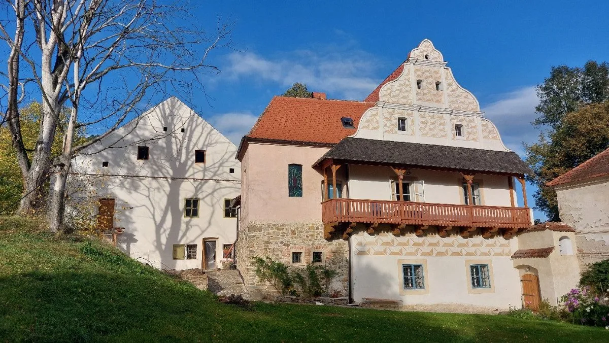 Tvrz Mladějovice vyhrála, gloriet a kaple také bodovaly. Kraj ocenil opravu památek