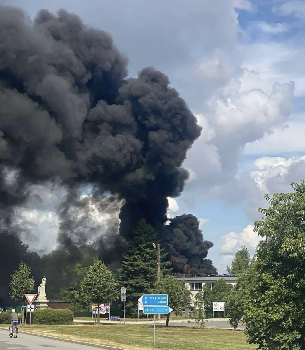 Ve Slapech hoří obchodní dům, oblohu pohltil černý kouř