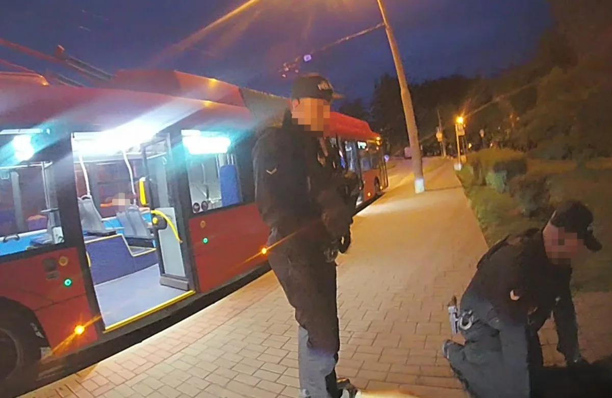 Řidič MHD se snažil probudit spícího muže. Ten ho zbil
