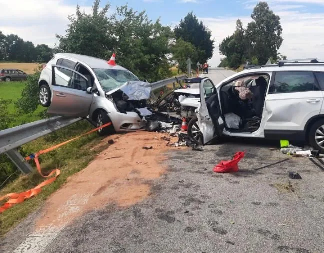 Na Jindřichohradecku se srazila dvě auta. Jeden člověk zemřel, další jsou zranění