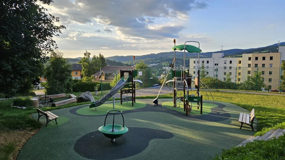 Hřiště Nad Pekárnou se kompletně otevřelo, děti láká nové pískoviště i ovál