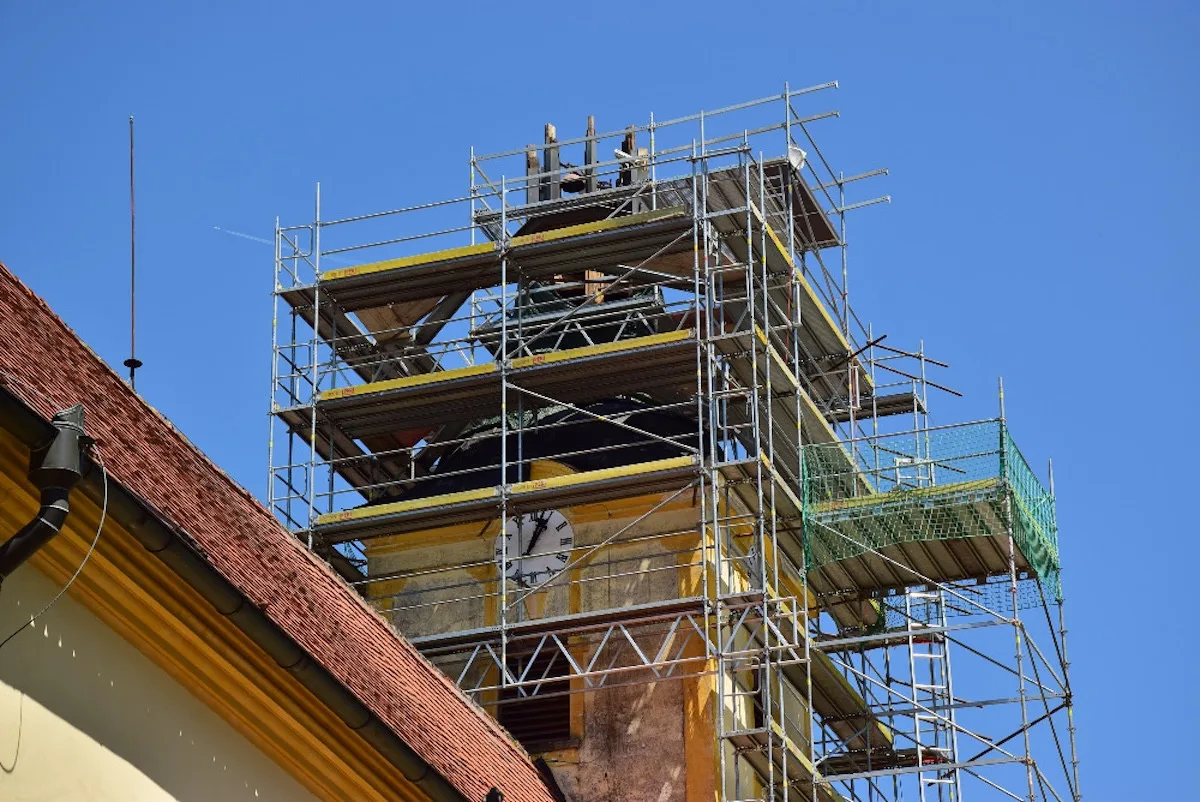 V Ledenicích dokončují opravu kostelní věže, poničila ji vichřice