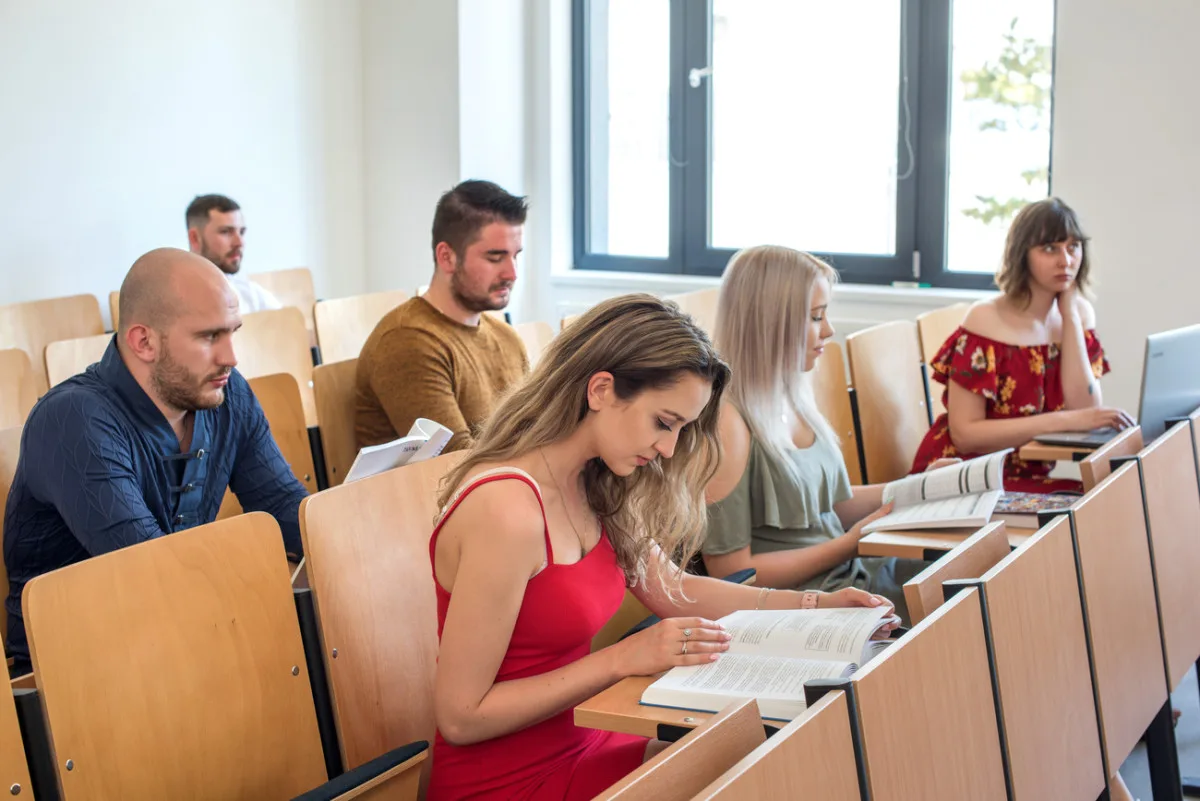 Jak usnadnit absolventům vstup na český a německý trh práce?