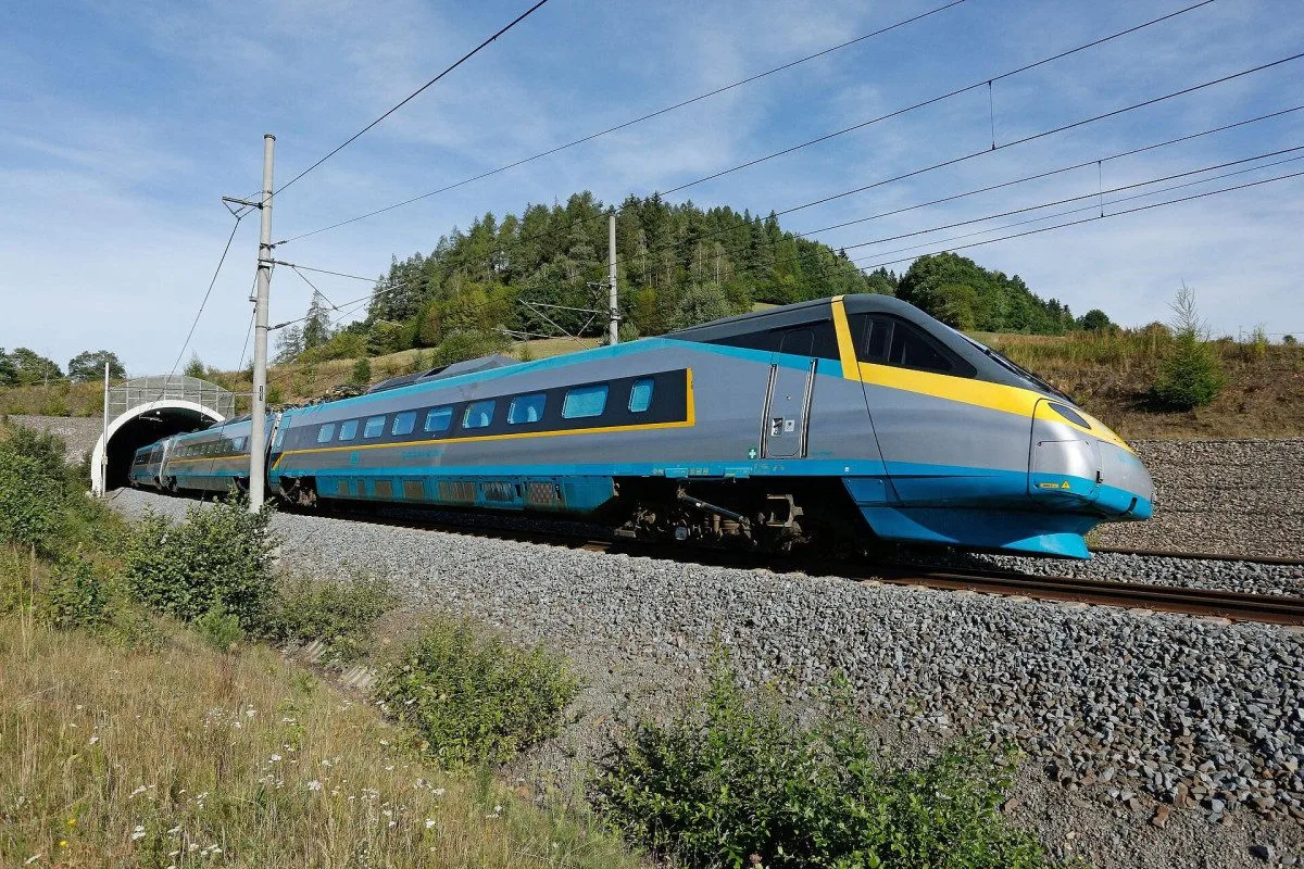 Oslavy 200 let od založení koněspřežky. Dorazilo Pendolino i historická lokomotiva Všudybylka