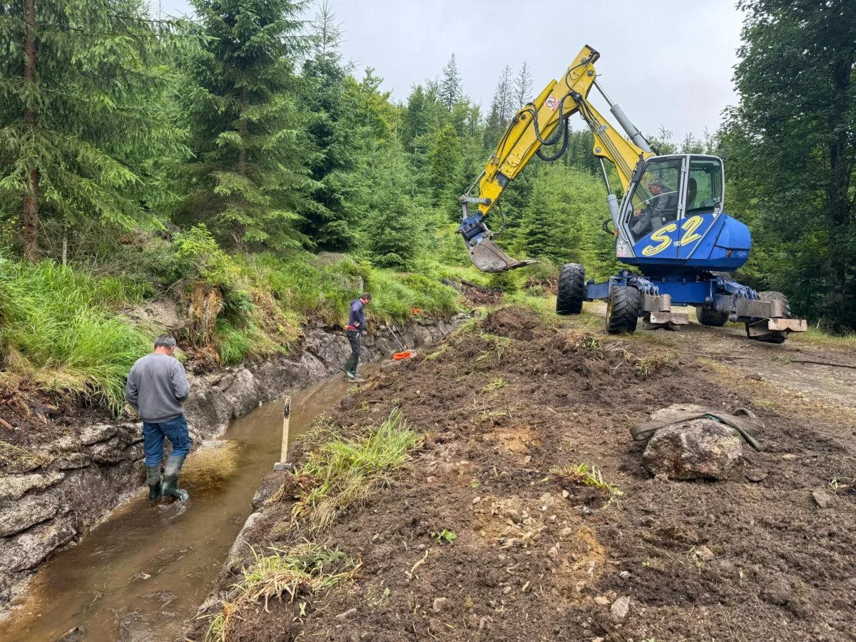 Na Šumavě čistí Schwarzenberský kanál. Turisté musí počítat s omezením