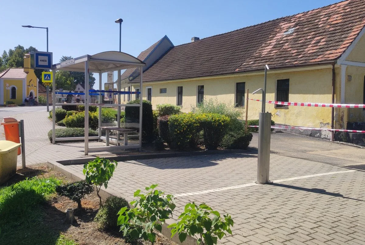 Nebezpečné parkování nahradili v Šindlových Dvorech mlžítkem, vyšlo na 180 tisíc