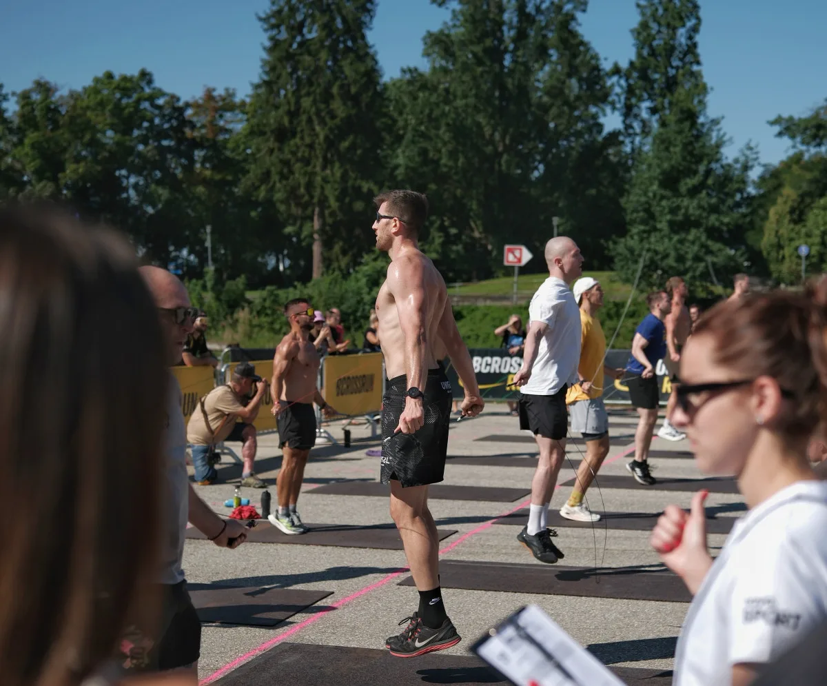 Na střeše IGY poměřili síly crossfiťáci z celé republiky. Vítězství obhájil Áron Lisý