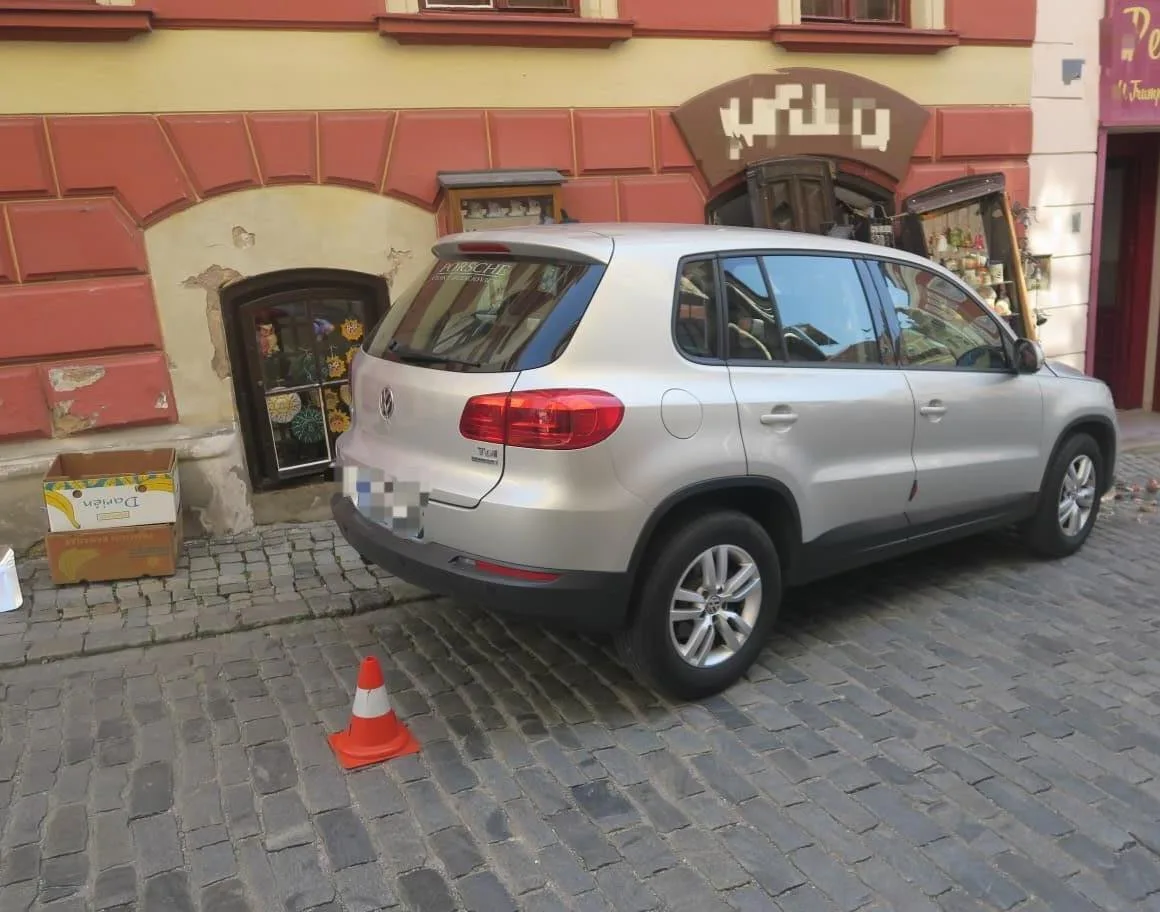 Špatně zabržděné auto zaparkovalo ve výloze obchodu