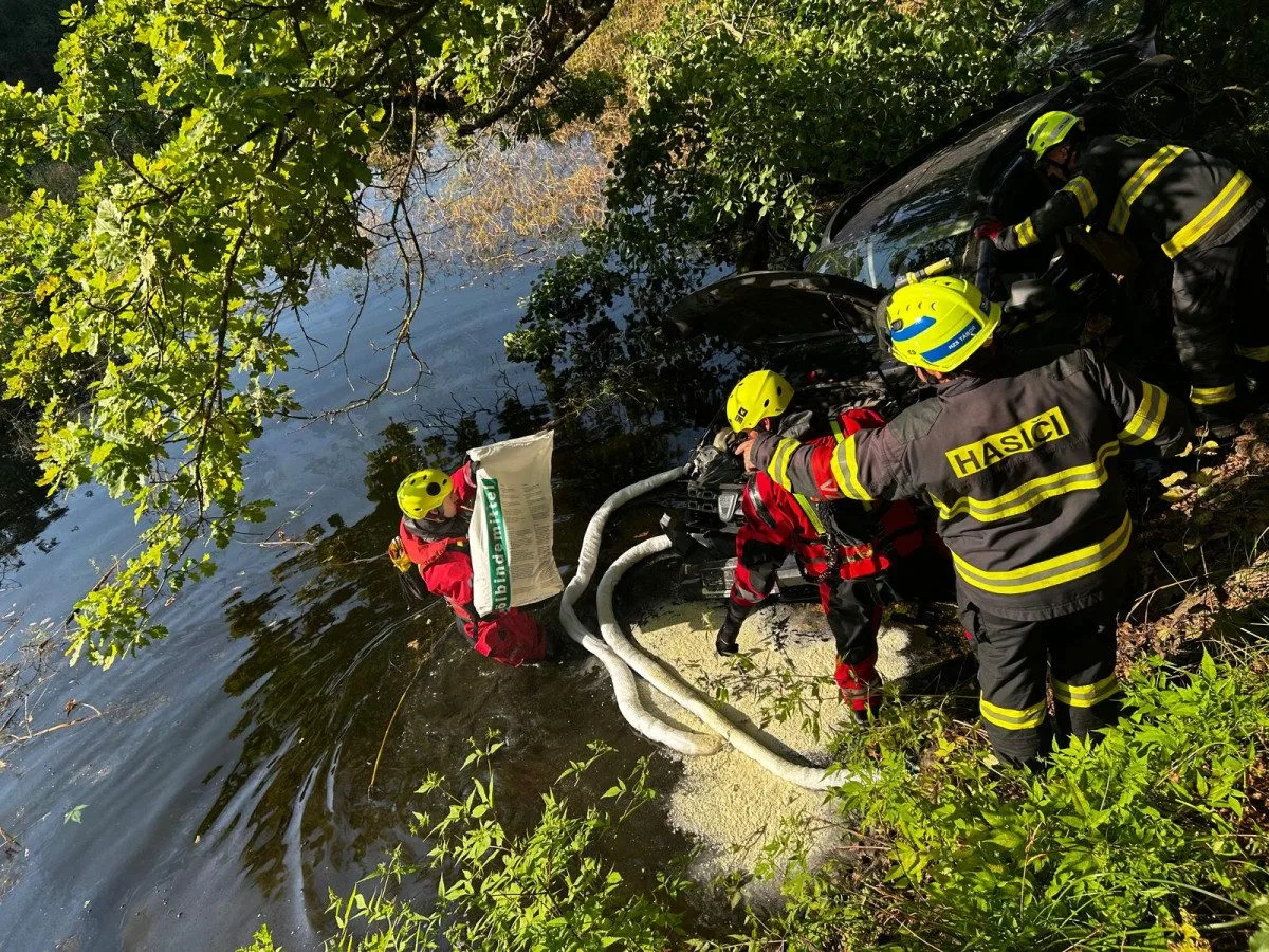 Auto sjelo do rybníka. Hasiči zachránili řidičku i psa