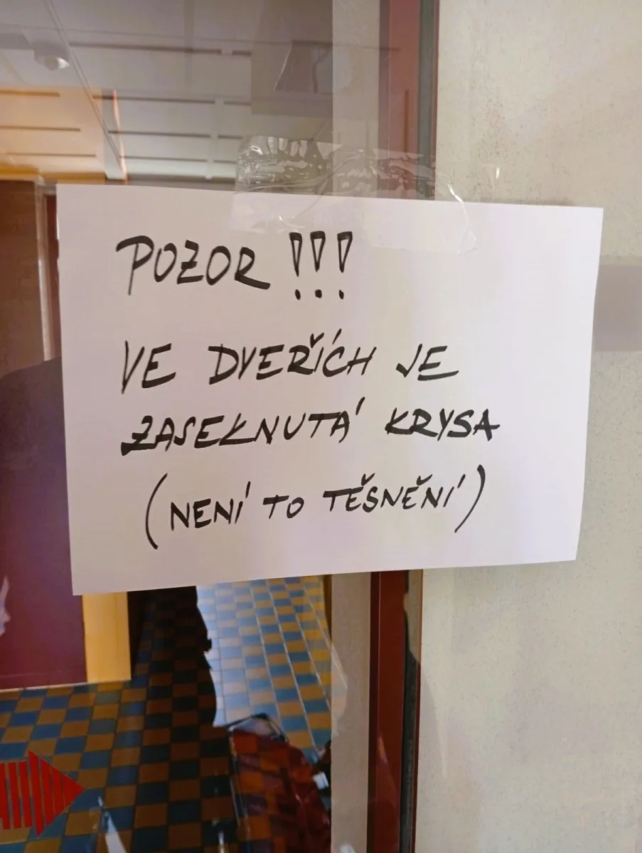 Pozor, ve dveřích je zaseknutá krysa, hlásila cedule. Zasáhnout museli hasiči