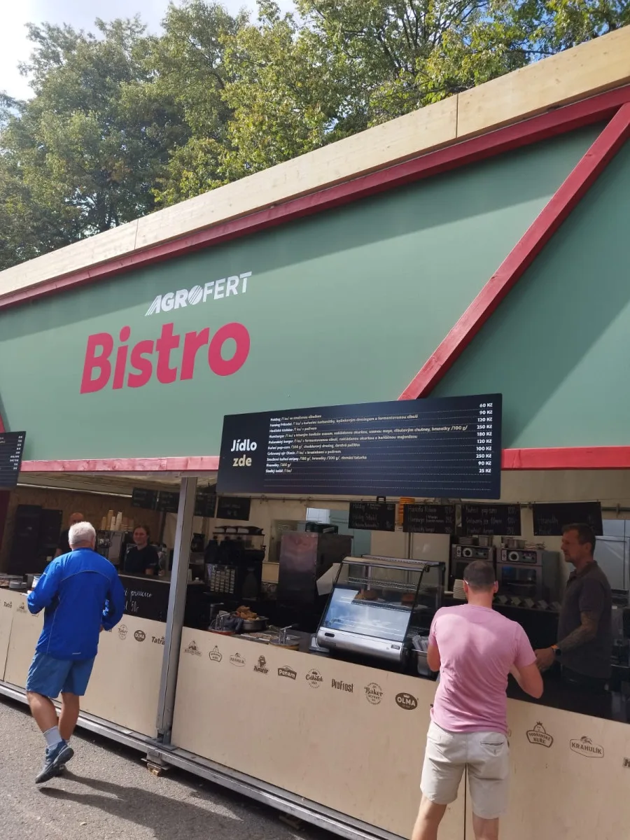 Klobása a langoš za 150, burger i za 250. Obědy se mohly rodinám na živitelce prodražit