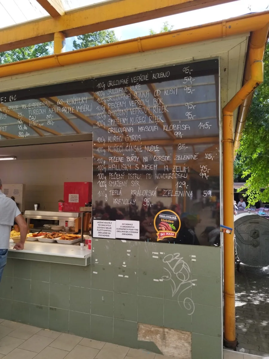 Klobása a langoš za 150, burger i za 250. Obědy se mohly rodinám na živitelce prodražit
