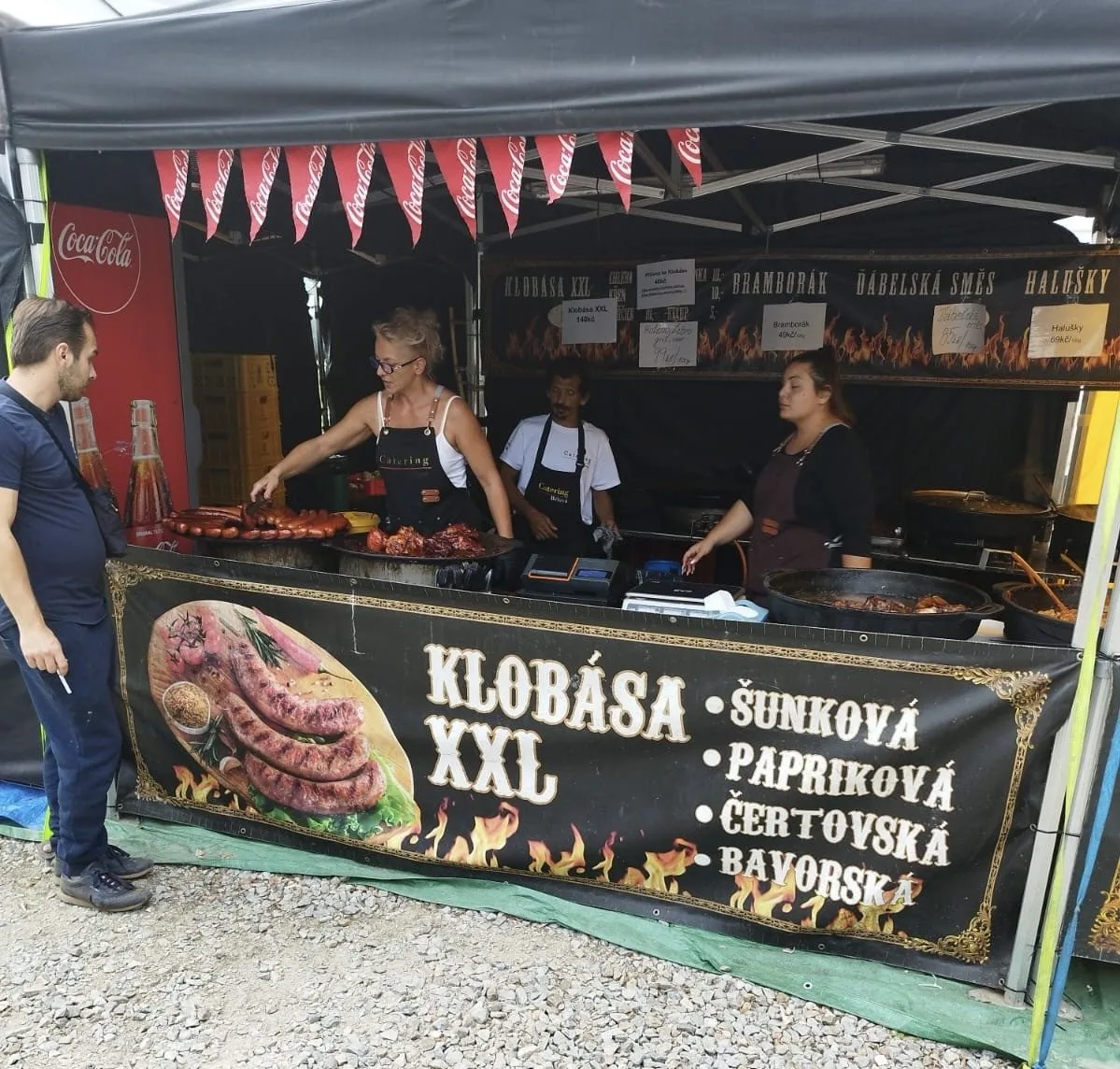 Klobása a langoš za 150, burger i za 250. Obědy se mohly rodinám na živitelce prodražit