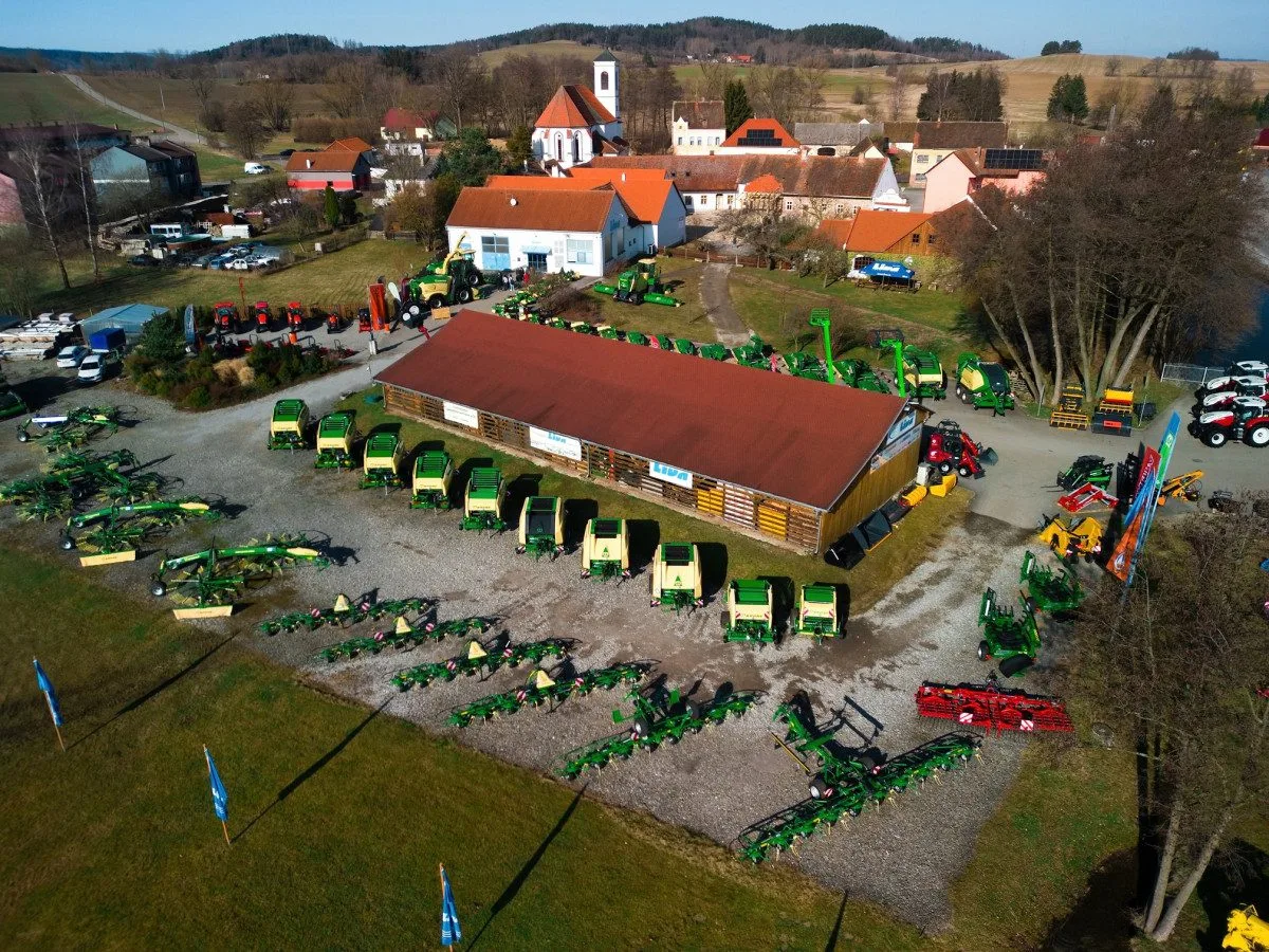 Prostorný areál sídla firmy LIVA v Předslavicích