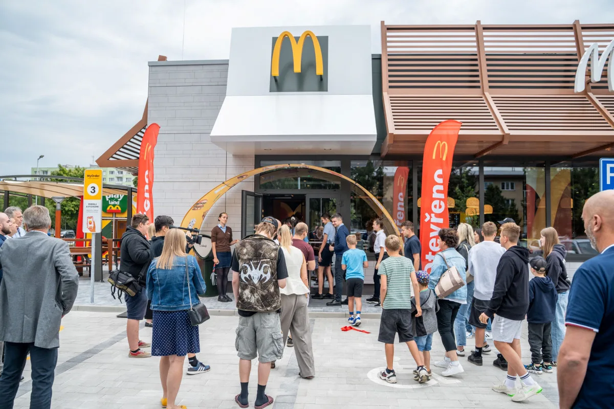 McDonald's zamířil mezi dudáky. Novou restauraci otevřel ve Strakonicích