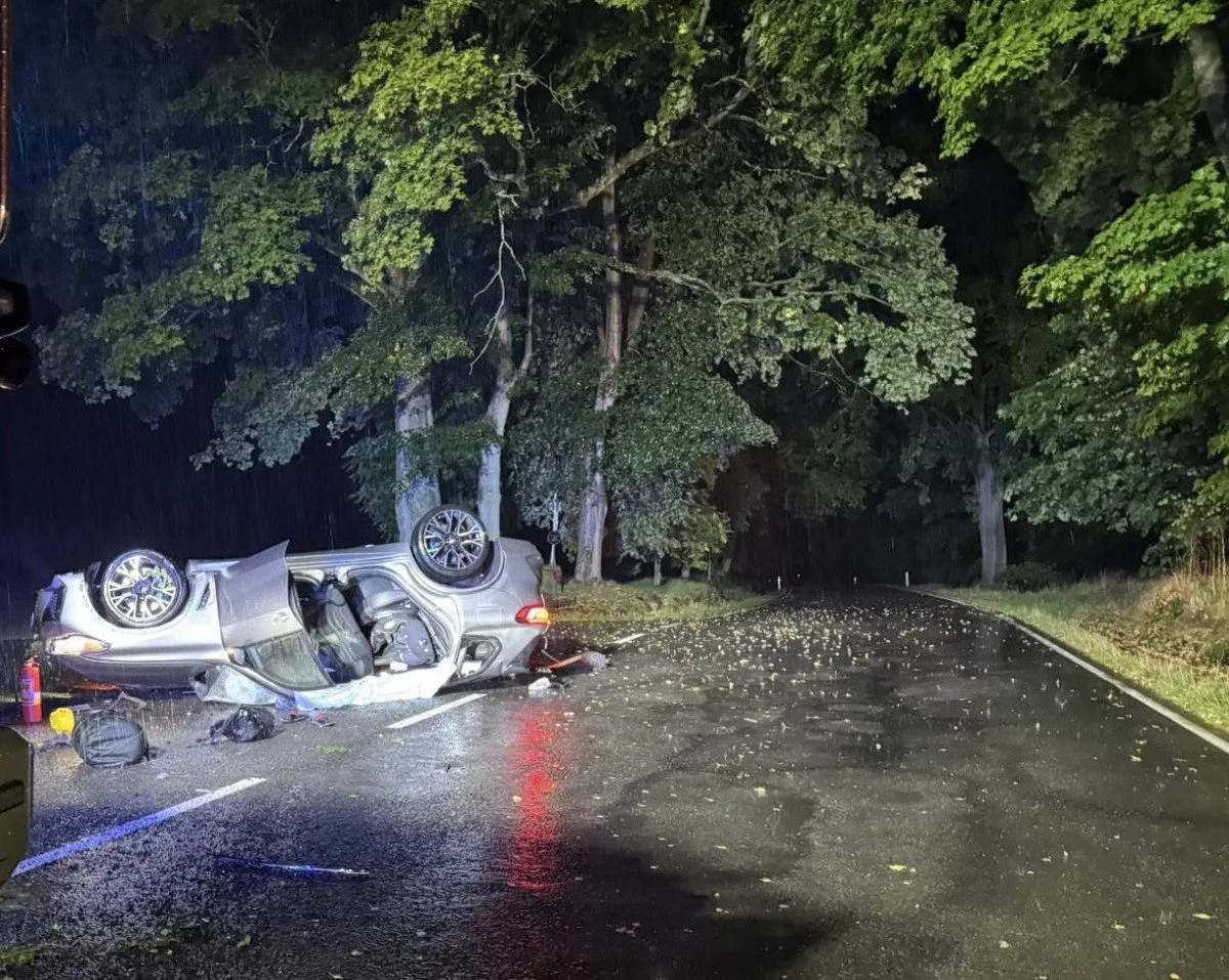Řidič nezvládl rychlou jízdu. Skončil v nemocnici, spolujezdec na místě zemřel