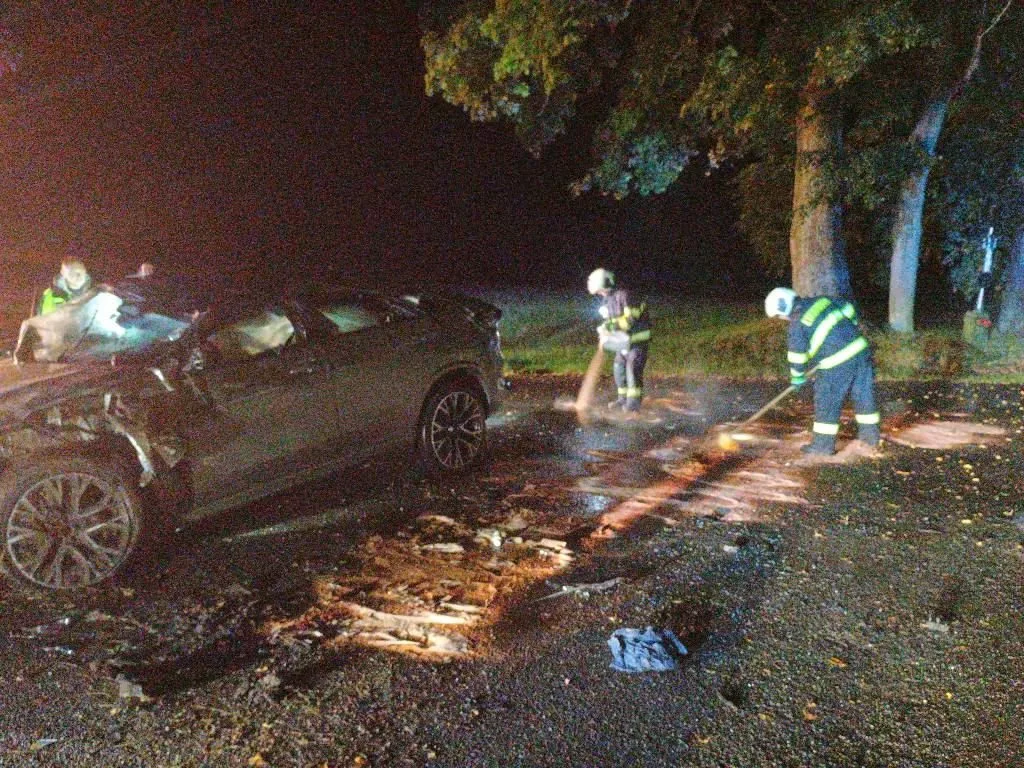 Řidič nezvládl rychlou jízdu. Skončil v nemocnici, spolujezdec na místě zemřel