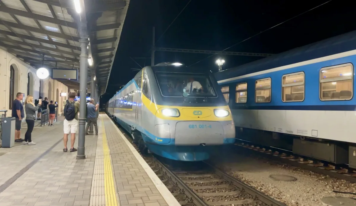 Nový milník vlakové dopravy, hodnotí cestující první jízdu Pendolinem do Českých Budějovic