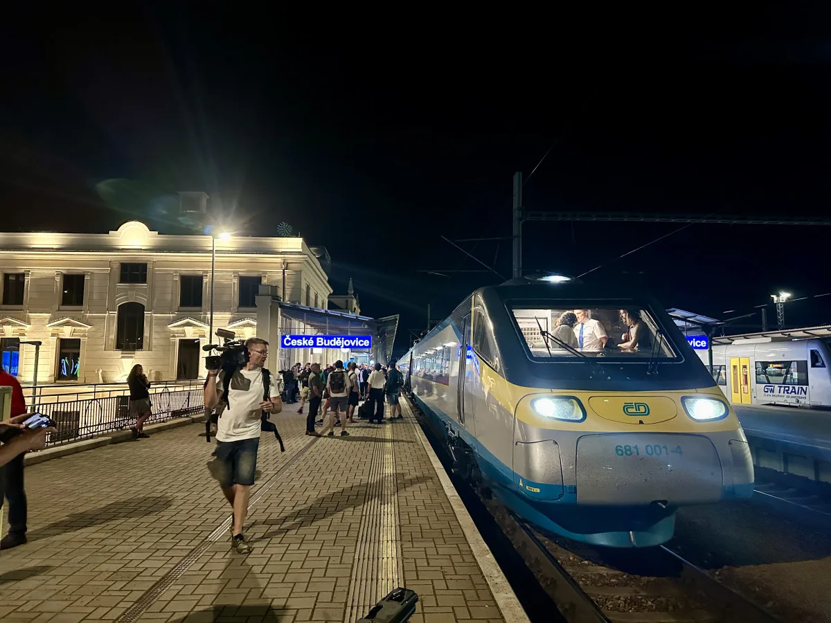 Nový milník vlakové dopravy, hodnotí cestující první jízdu Pendolinem do Českých Budějovic