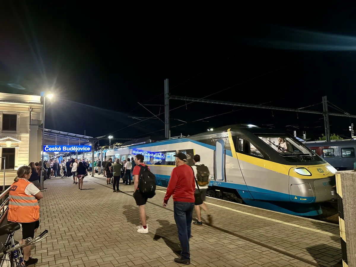 Nový milník vlakové dopravy, hodnotí cestující první jízdu Pendolinem do Českých Budějovic