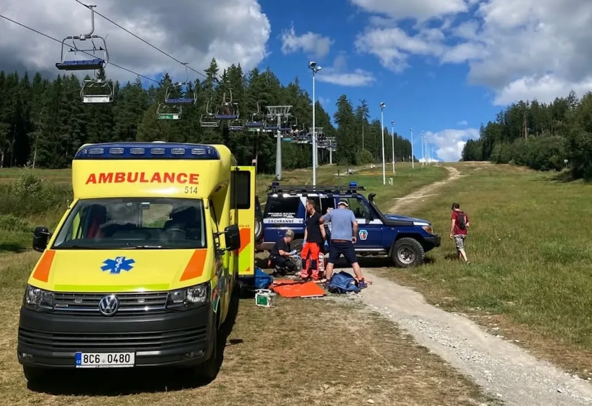Třicetiletá bikerka spadla z kola. Letět pro ni musel vrtulník