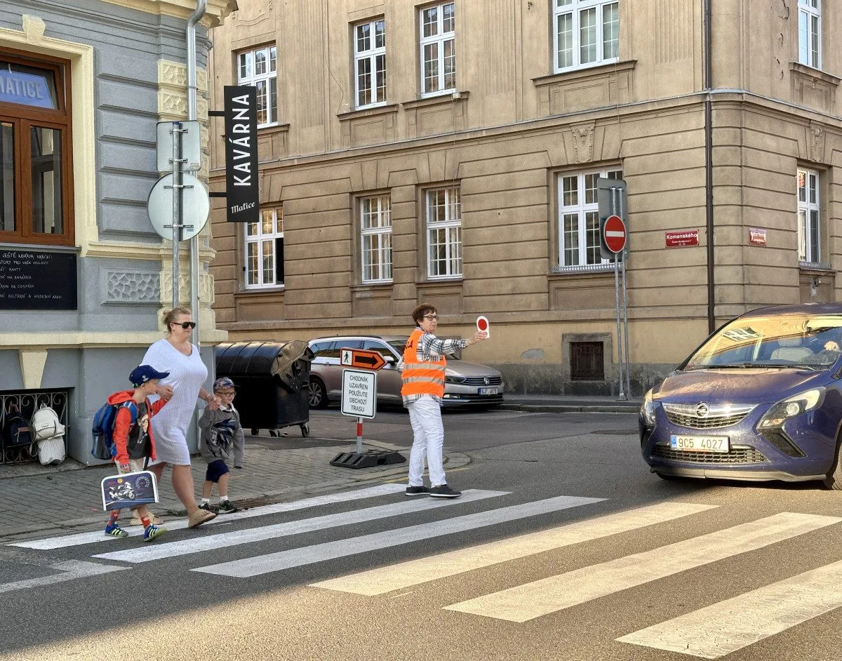 Školáci dnes opět vyrazili do školy, přes přechody jim pomáhali strážníci i dobrovolníci
