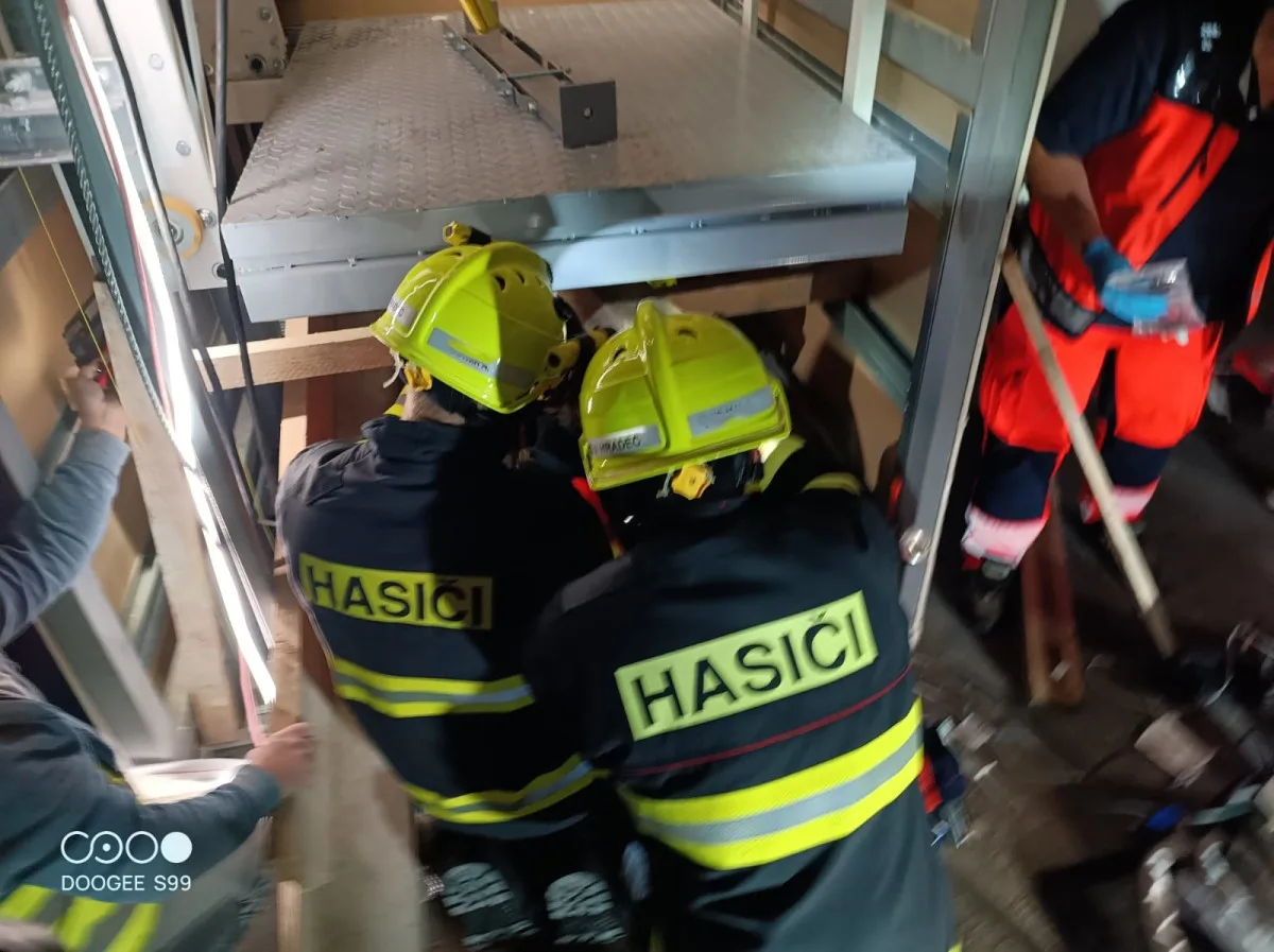 Při rekonstrukci pivovaru došlo k vážnému zranění, na muže spadl výtah
