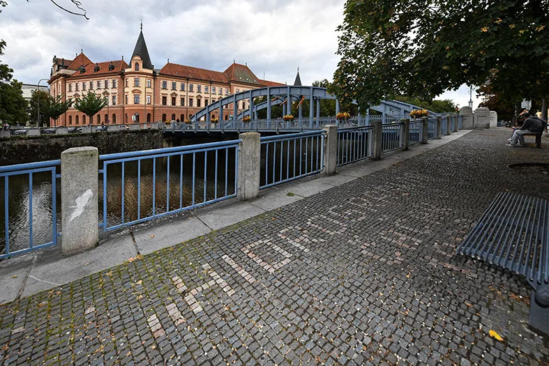 České Budějovice objektivem Milana Bindera a perem Martina Maršíka: Neviditelný nápis