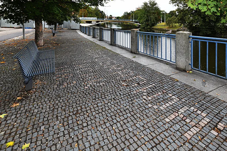České Budějovice objektivem Milana Bindera a perem Martina Maršíka: Neviditelný nápis