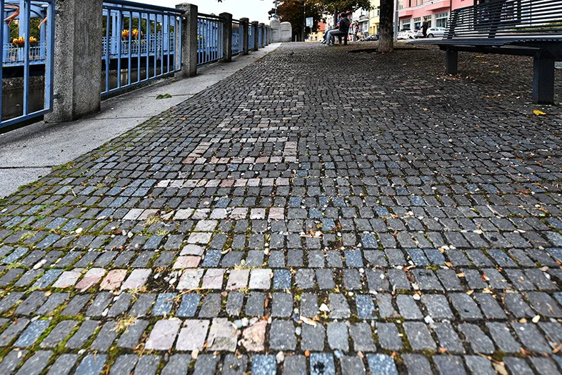 České Budějovice objektivem Milana Bindera a perem Martina Maršíka: Neviditelný nápis