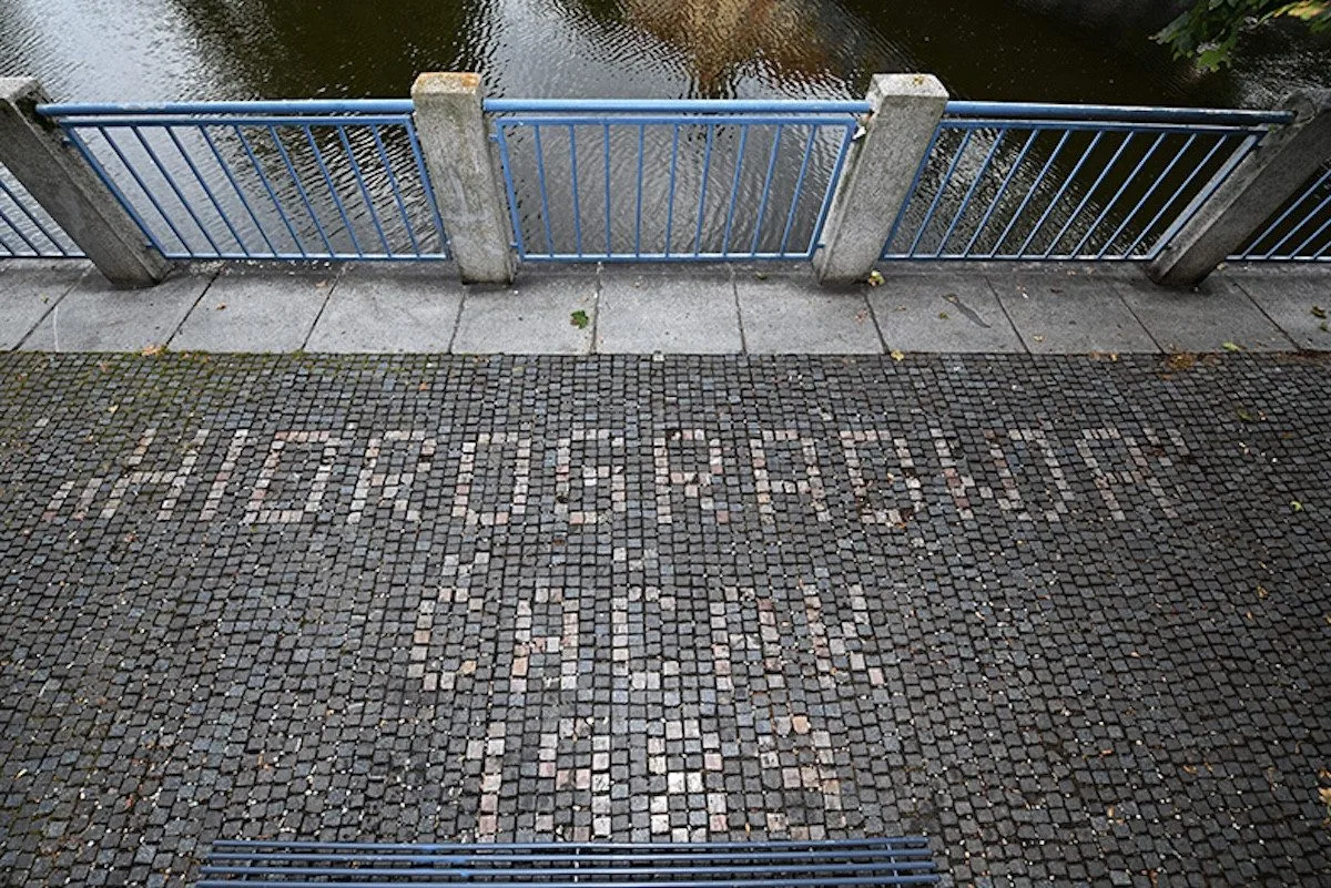 České Budějovice objektivem Milana Bindera a perem Martina Maršíka: Neviditelný nápis