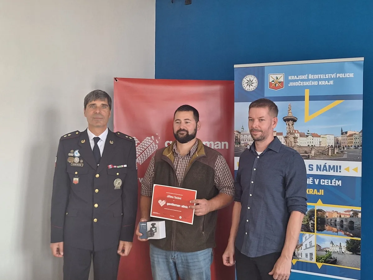 zleva_mluvčí PČR Milan Bajcura, zachránce Jiří Tecl, ředitel projektu Gentleman silnic Jan Marek.JP G