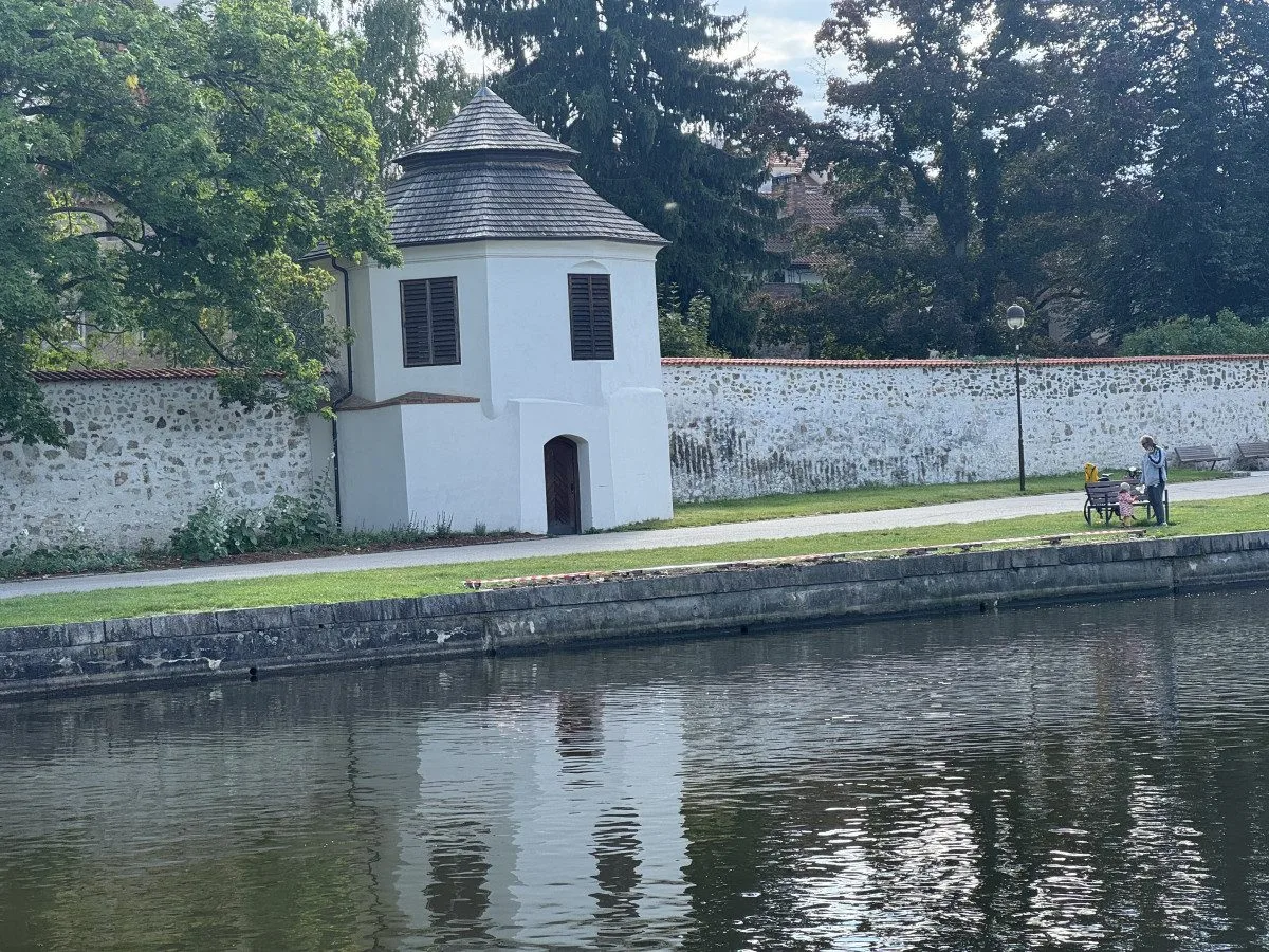 Ze Slepého ramene zmizely lavičky nad vodou. Čeká je oprava