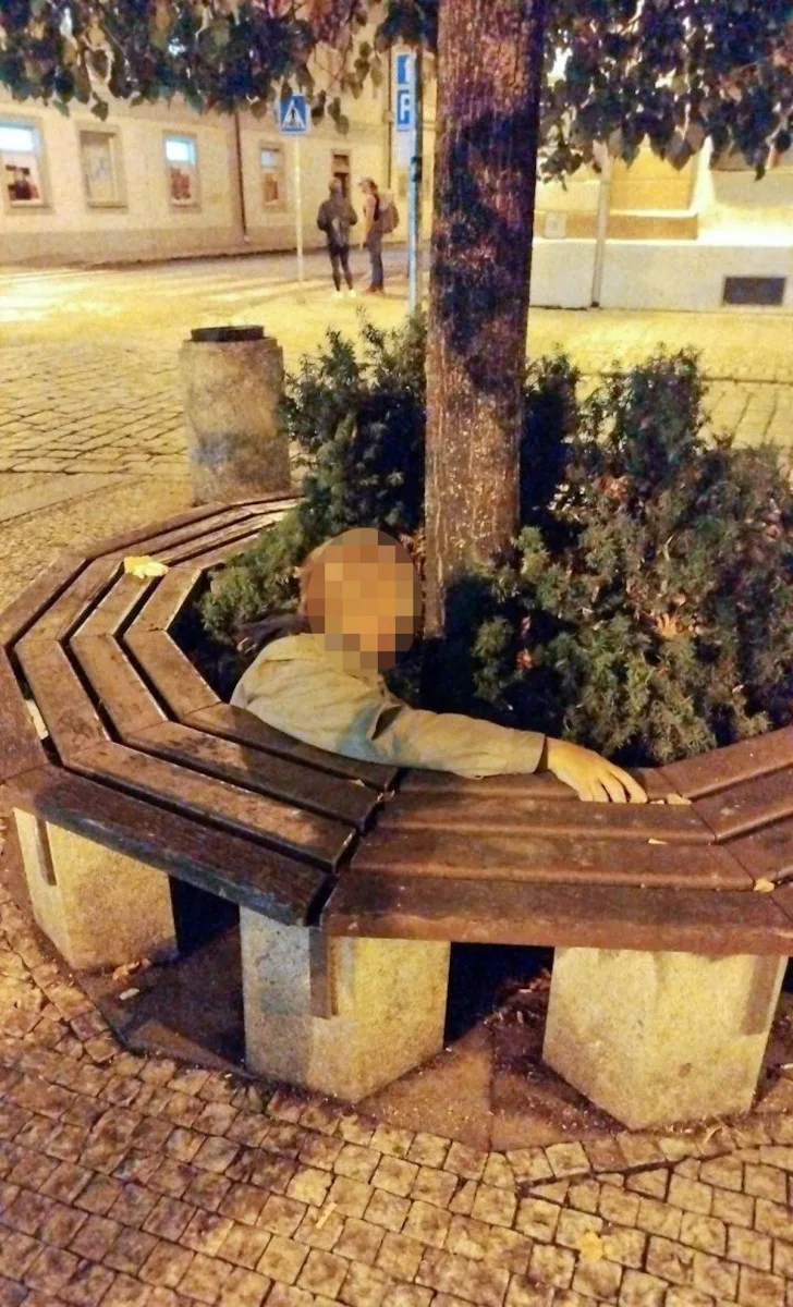 Opilec uvízl mezi lavičkou a stromem, nadýchal téměř čtyři promile