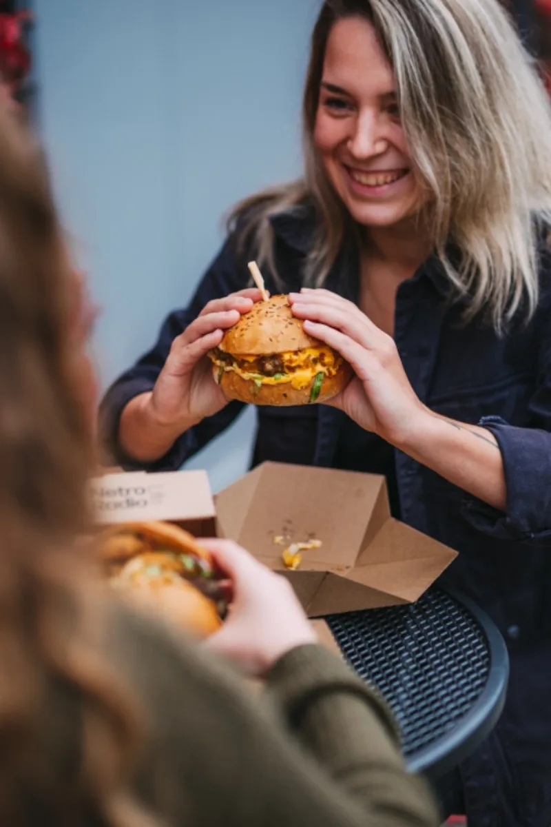Bouda Burgers slaví 10 let! Budějce čeká obří 100 kg burger i hvězdní hosté