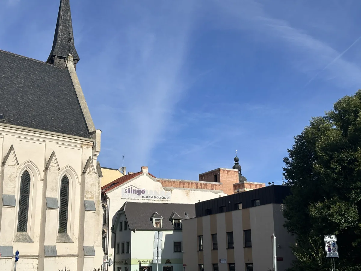 Černá stavba z historického centra zmizí, úřady již s vlastníkem jednají o odstranění