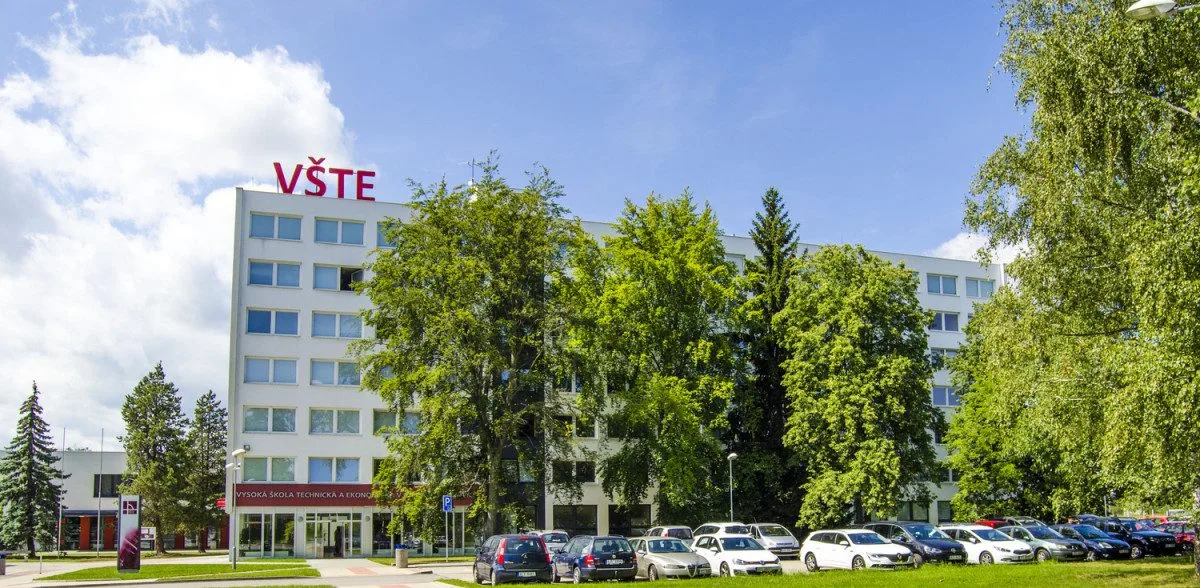 Na VŠTE hledají cesty, jak čelit dezinformacím. Pomůže umělá inteligence