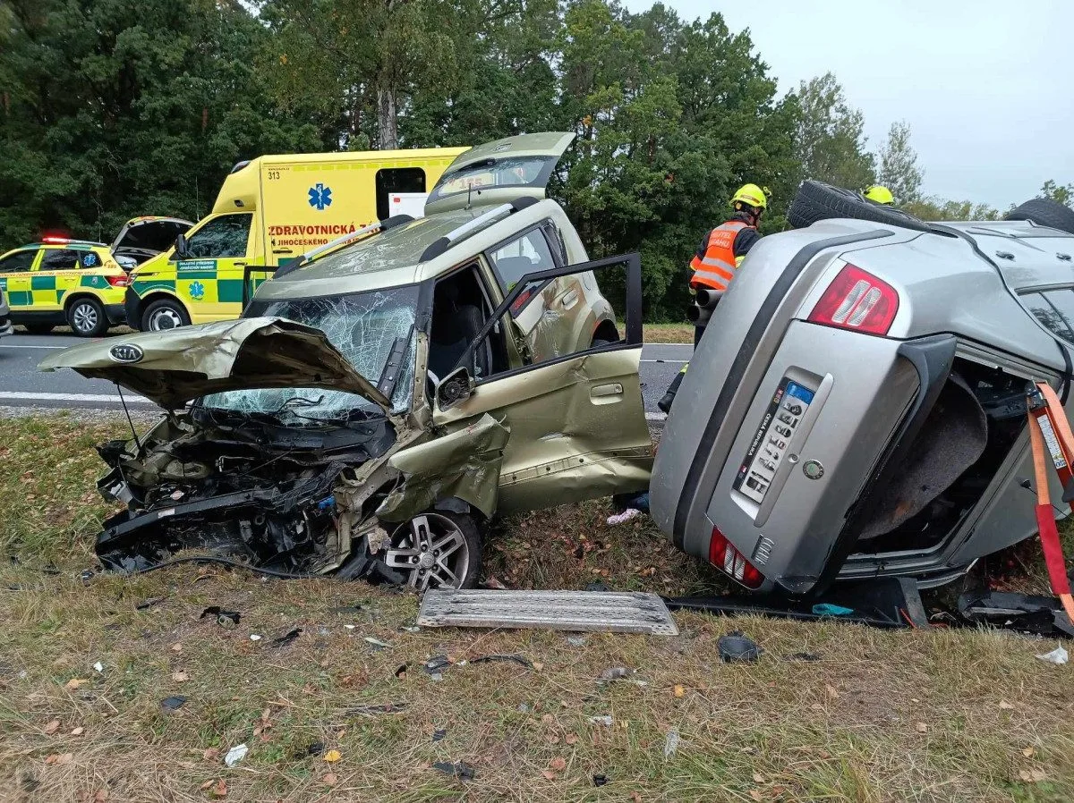 Smrtelná nehoda na Jindřichohradecku, u Lásenice se čelně střetly dva vozy