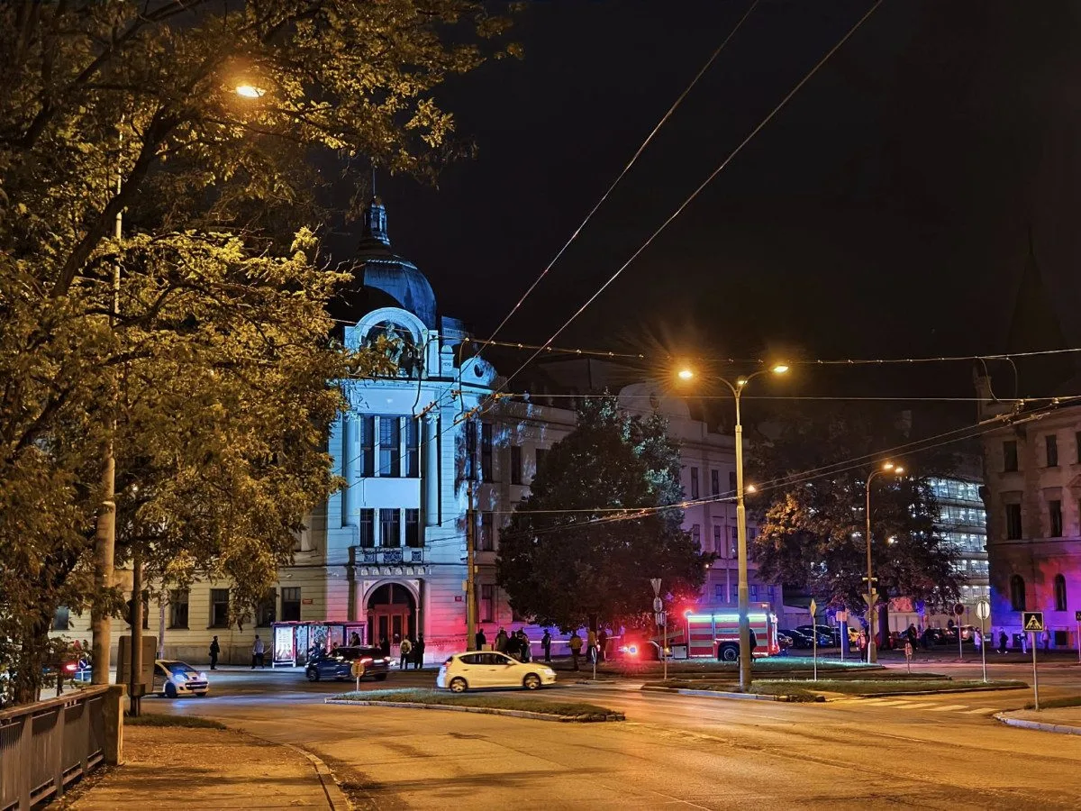 Z budovy státního zastupitelství v Budějcích upadl kus sochy