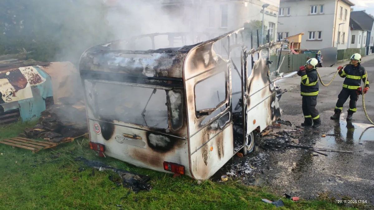 Tři shořelá vozidla za jeden den, u Dačic vzplanulo auto, ve Vodňanech karavan