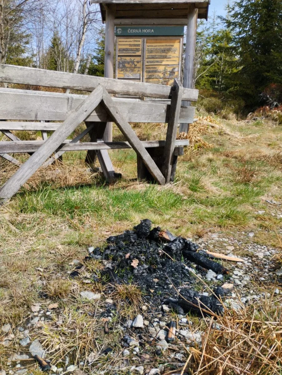 Lidé rozdělávají desítky nelegálních ohnišť v NP Šumava. Riskují obří požáry