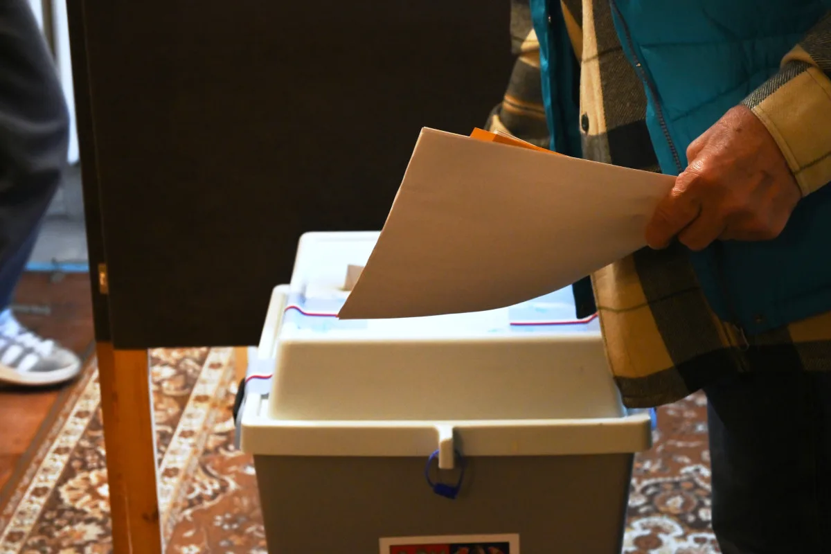Volební místnosti se uzavřely. Začalo sčítání hlasů