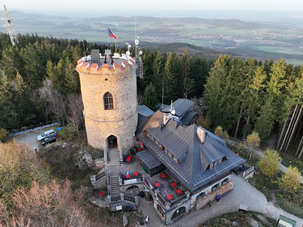 Kleť - dominanta Českokrumlovska s chatou a nejstarší kamennou rozhlednou