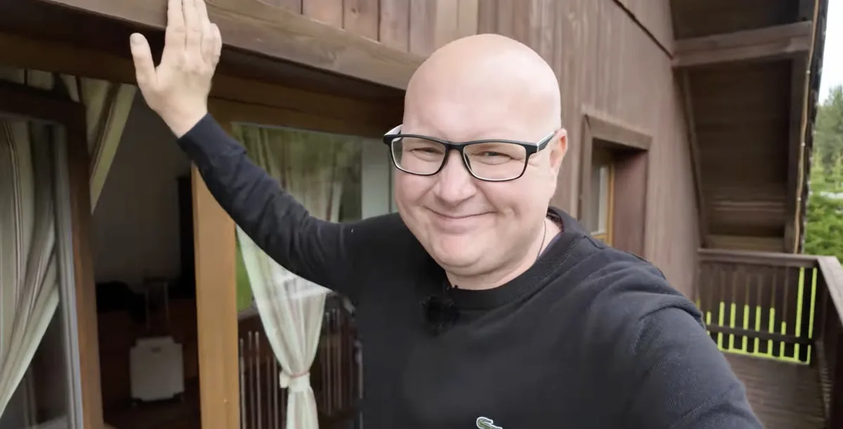 Pan Plešatý navštívil šumavský penzion z Ano, šéfe. Burger i snídani si pochvaloval