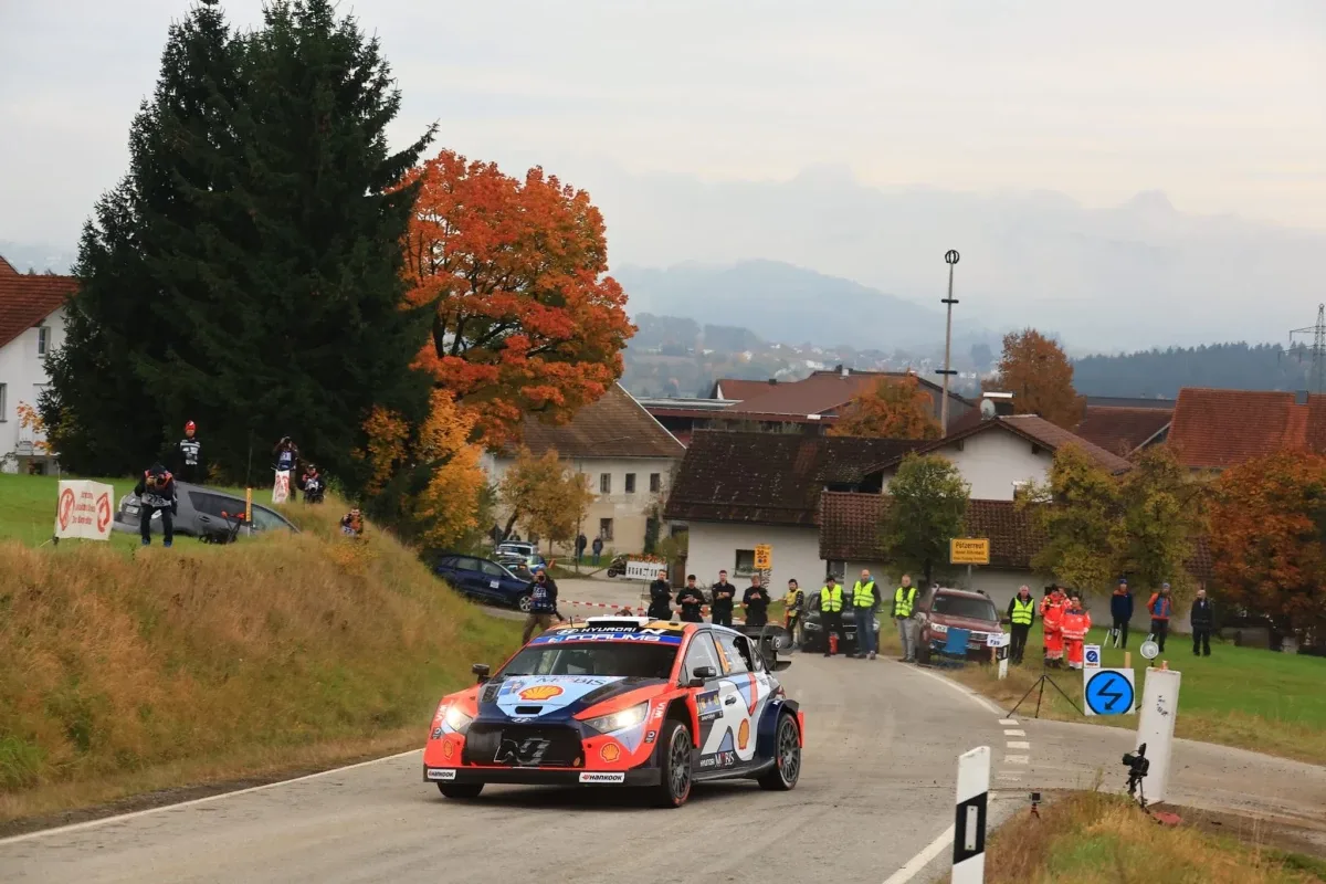 Rovanperä míří za vítězstvím ve Středoevropské rallye, Ogiera zbrzdila havárie.